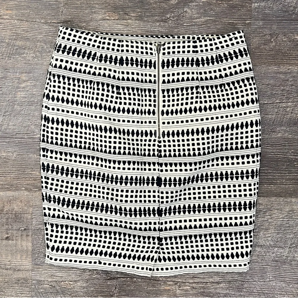 LOFT Black and White Geometric Mini Straight Pencil Skirt size 00P B150